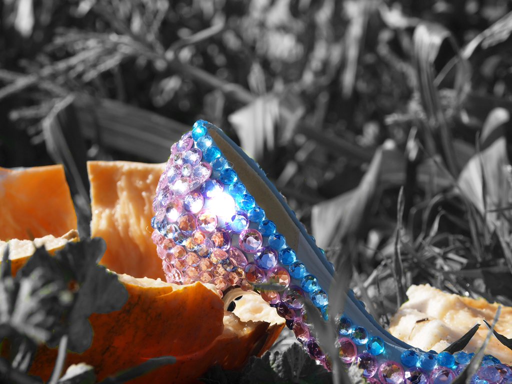 AdobeeIsland's tweet image. I’m redoing an old photo series of mine called Enchanted Emblems and my Cinderella one already EXCITES ME 
(First photo is from 6 years ago)
#photography