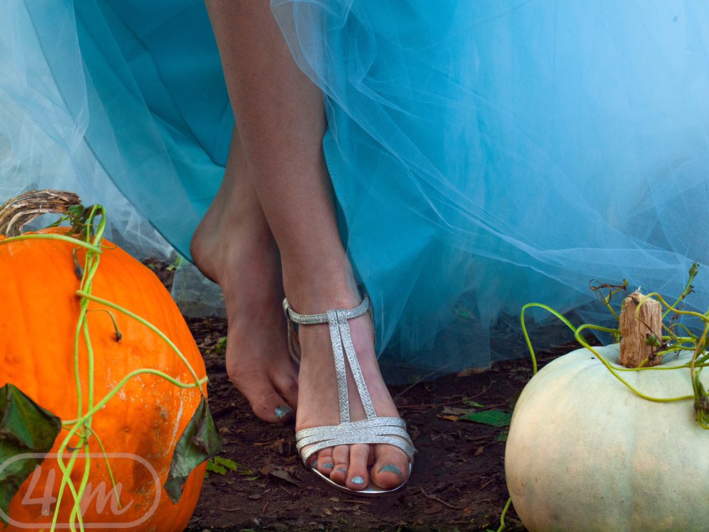 AdobeeIsland's tweet image. I’m redoing an old photo series of mine called Enchanted Emblems and my Cinderella one already EXCITES ME 
(First photo is from 6 years ago)
#photography