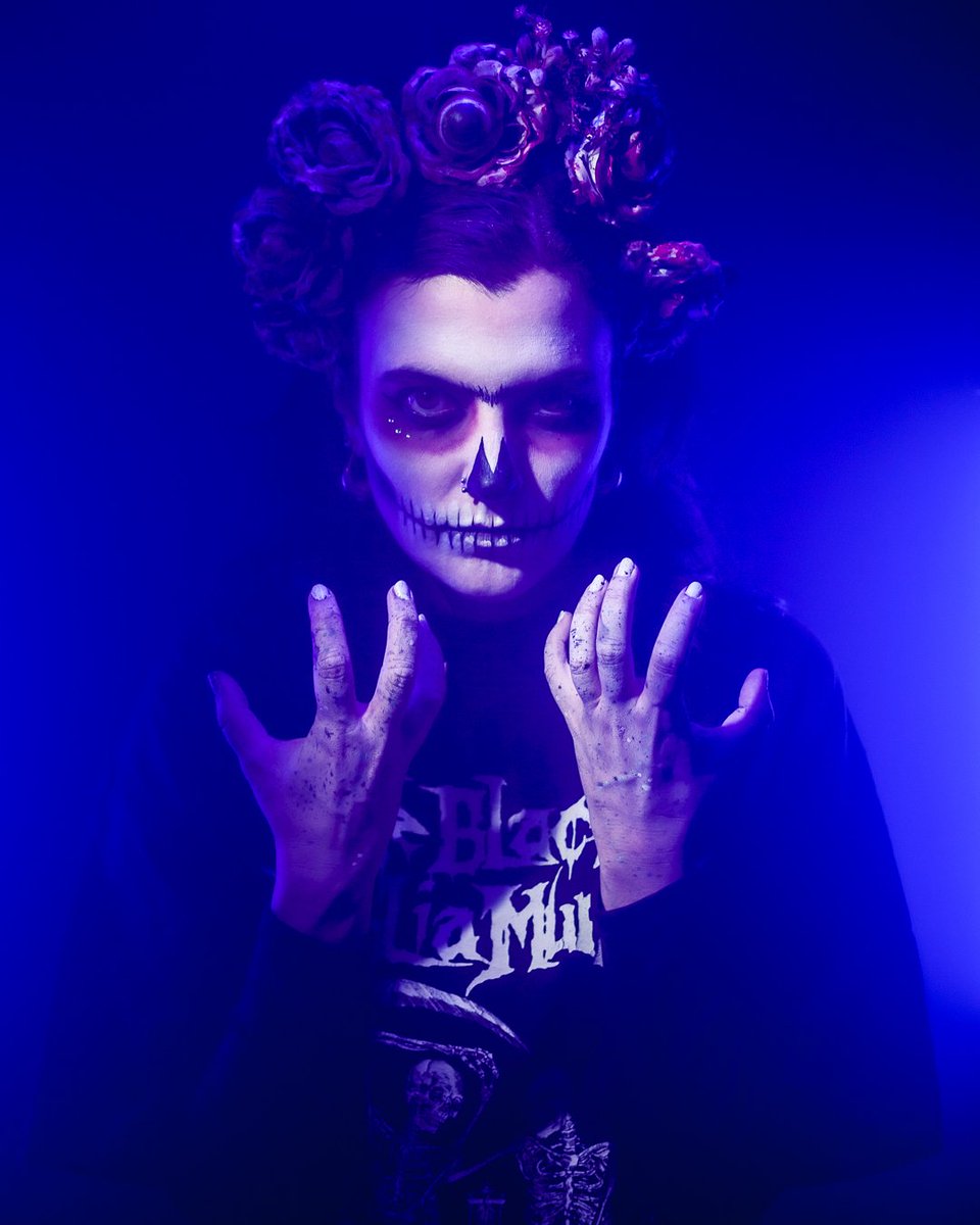 Lilianafilmmkr's tweet photo. Catrina 💀
.
.
.
#fotografia #halloween #retrato #portrait #foto #picoftheday #fotooftheday #filmmaker #fotoart #malaga #photoshooting #canon #photoeveryday #catrina #mood #blue #theblackdahliamurder #videoclip #musicvideo #garbancera #flores #death #empowerment #moonlight https://t.co/vaebKOj0FC