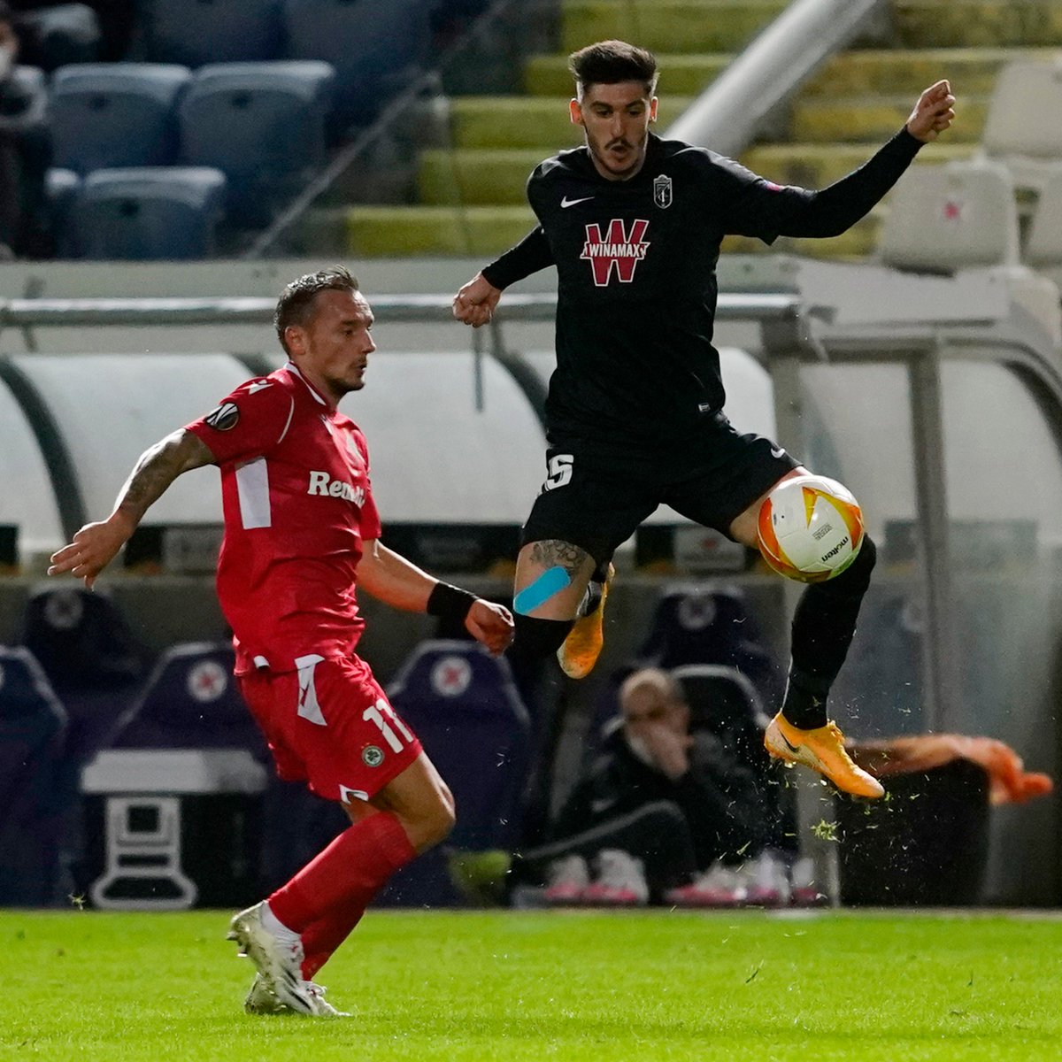 GranadaCF's tweet photo. 📰 Un triunfo con nota 🔝
Pese a todo y sobre todo: GRANADA CF ❤️🤍
📷 Las fotos del partido https://t.co/xu66hZ8wSV #UEL #OMOGRA #EternaLucha https://t.co/USk09aAFKF
