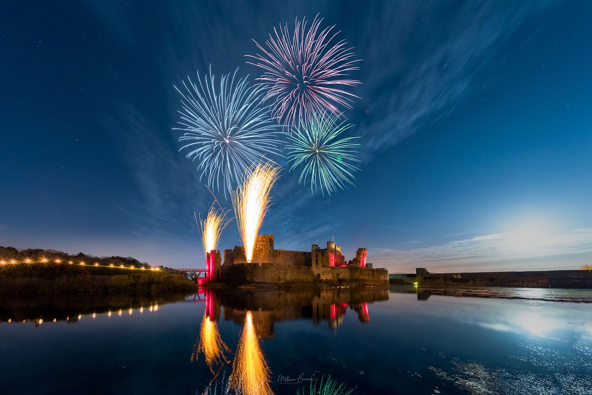 mathewbrowne's tweet photo. Last photo of my #VirtualBonfireNight series tonight, and I've saved my favourite until last. This was taken at Caerphilly Castle in 2017. Always a cracker of a fireworks display there
π₯πβ β β β β
β β β β
@photohound #thephotohour #bonfirenight @cadwwales @ItsYourWales https://t.co/3GylnHWlDw