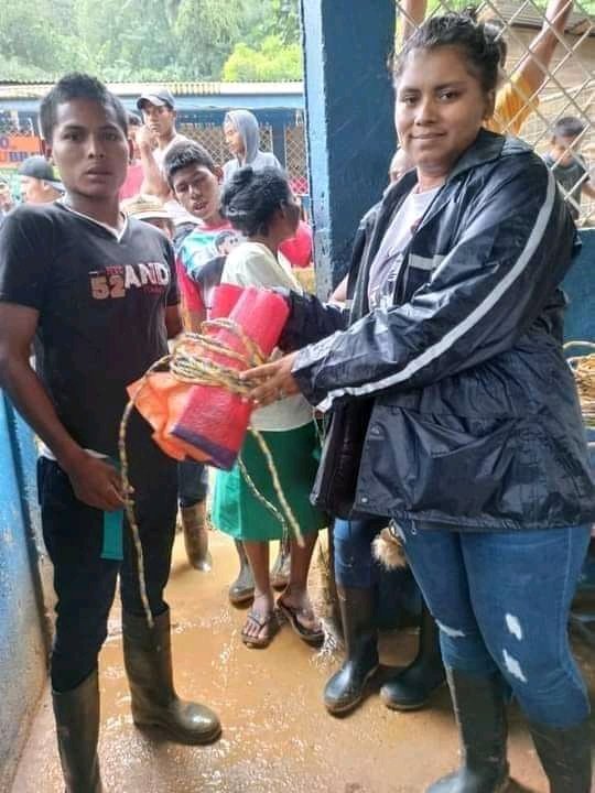 EntrelineasNoOf's tweet photo. Llega la asistencia de la DICTADURA SANDINISTA: largas filas para recibir plástico rojinegro https://t.co/1vGf63KNh8