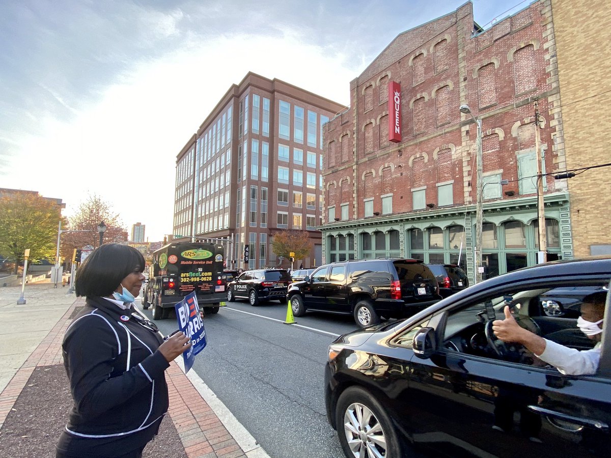 carrienooten's tweet photo. Les Klaxons continuent autour du Queen Theatre où @JoeBiden et @KamalaHarris sont en train d’être briefés par leurs équipes sur les derniers résultats. @JoeBiden devrait s’adresser aux télévisions du théâtre vers 16.25 heure de #willmington. #Election2020 @RFI @RTBFinfo https://t.co/s42w1IBa0t