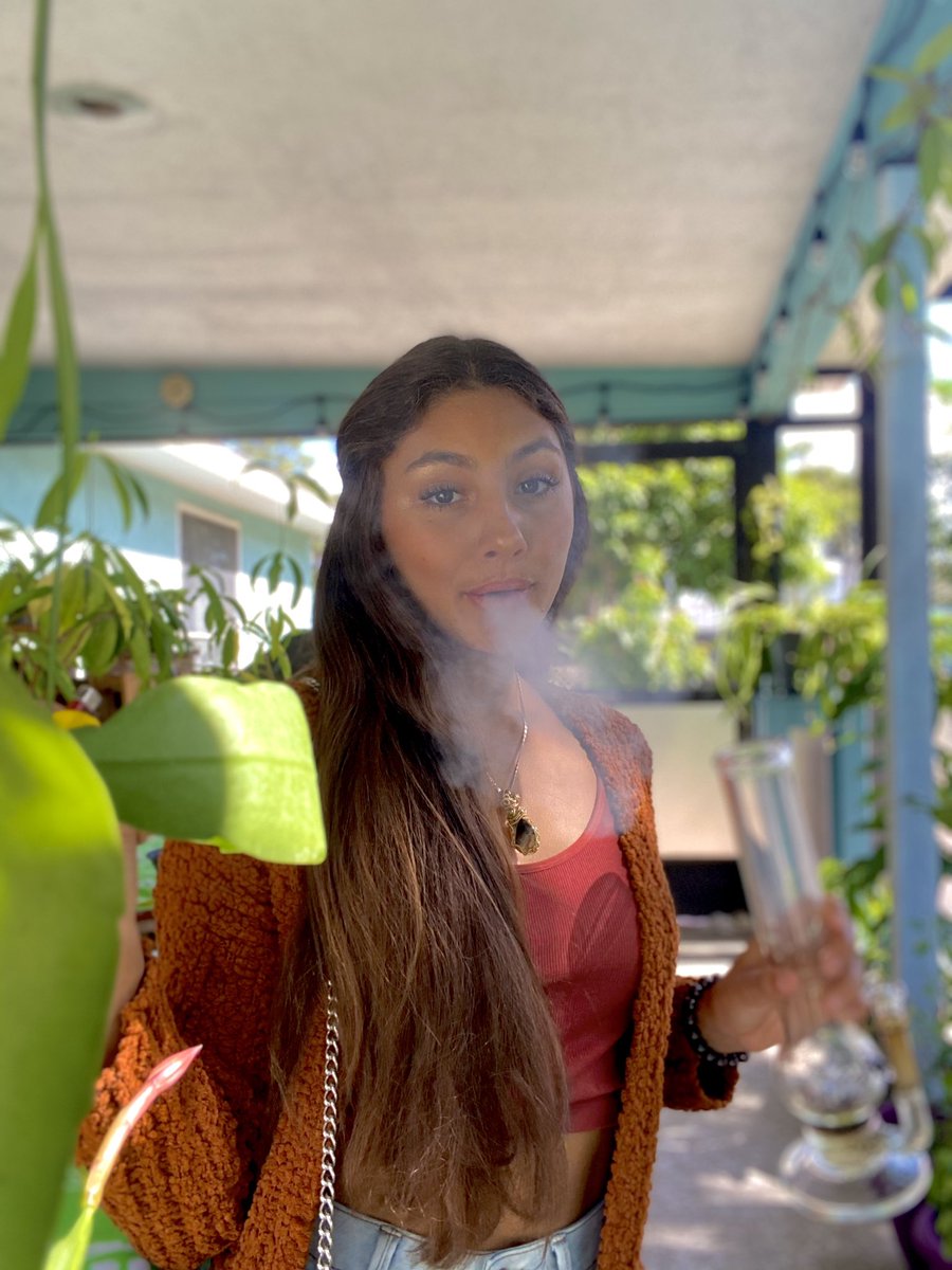 rbcxoxo's tweet photo. much needed smoke break 🌱🌬 https://t.co/I21zw5tXaL