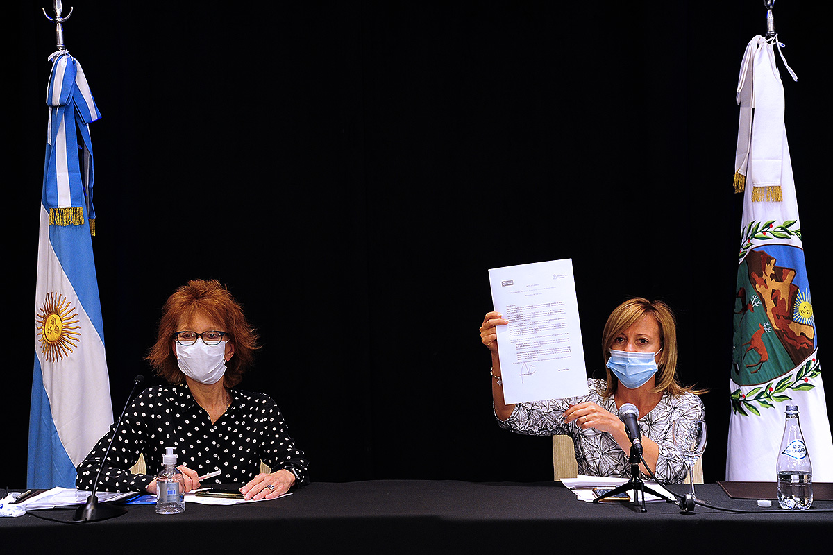 Junto a la ministra de Salud y la ministra de Ciencia y Tecnología firmamos el acta acuerdo para la ejecución del Programa Federal de Salud Digital del Ministerio de Salud de la Nación denominado "Impulsa" que prevé una importante inversión para el 2020-2023. 
#SanLuisNosUne