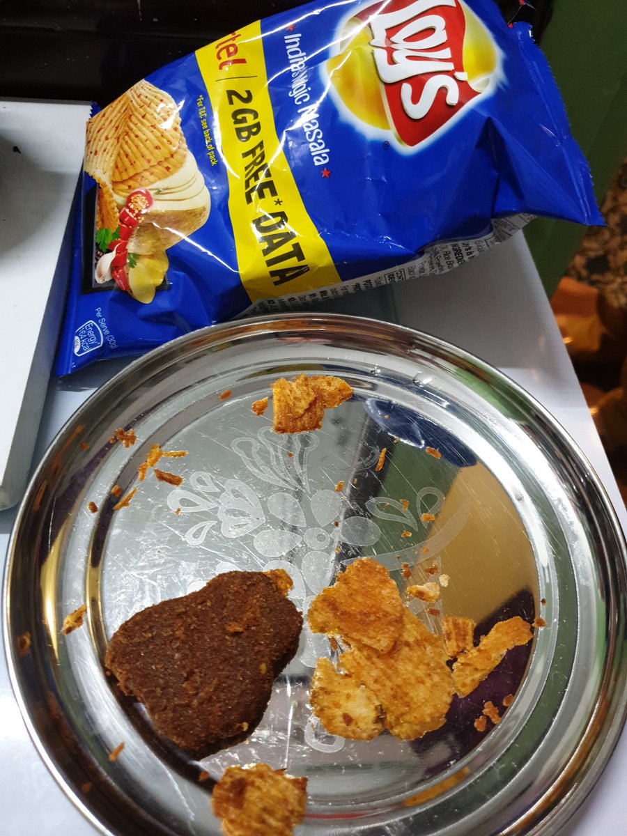bond_girlOO7's tweet image. @LAYS @Lays_India Hey Lays I just found this inside my Lays packet 
Please explain what is this???? #lays  #magicmasala #bluelays