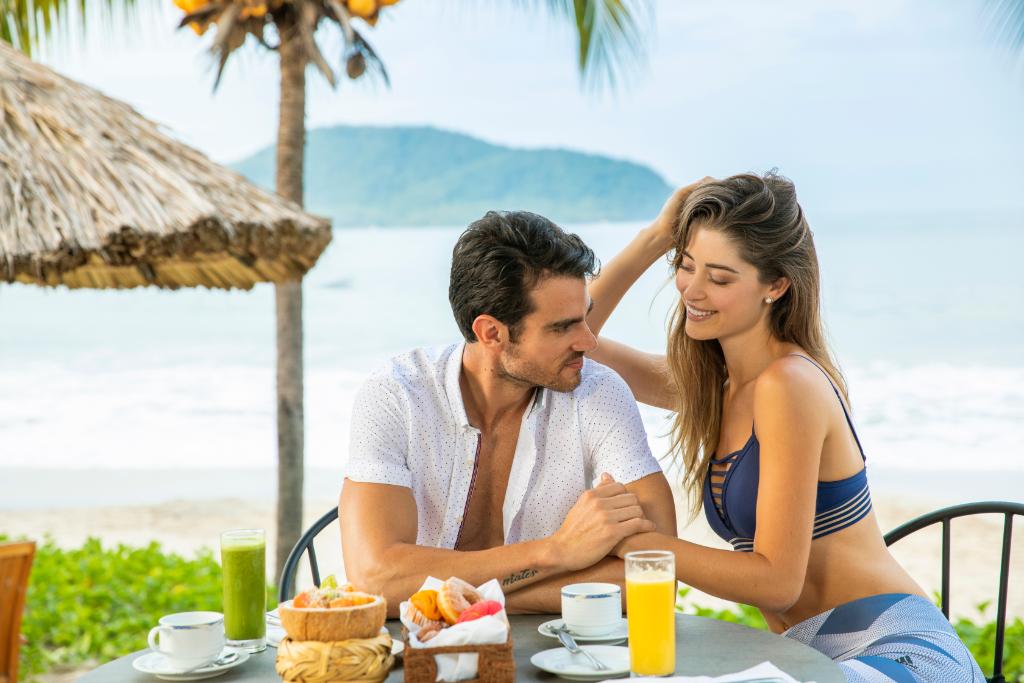 In need of a beach getaway? Explore our special offers and start packing: spr.ly/6017HBOHR #Zihuatanejo #ThompsonHotels