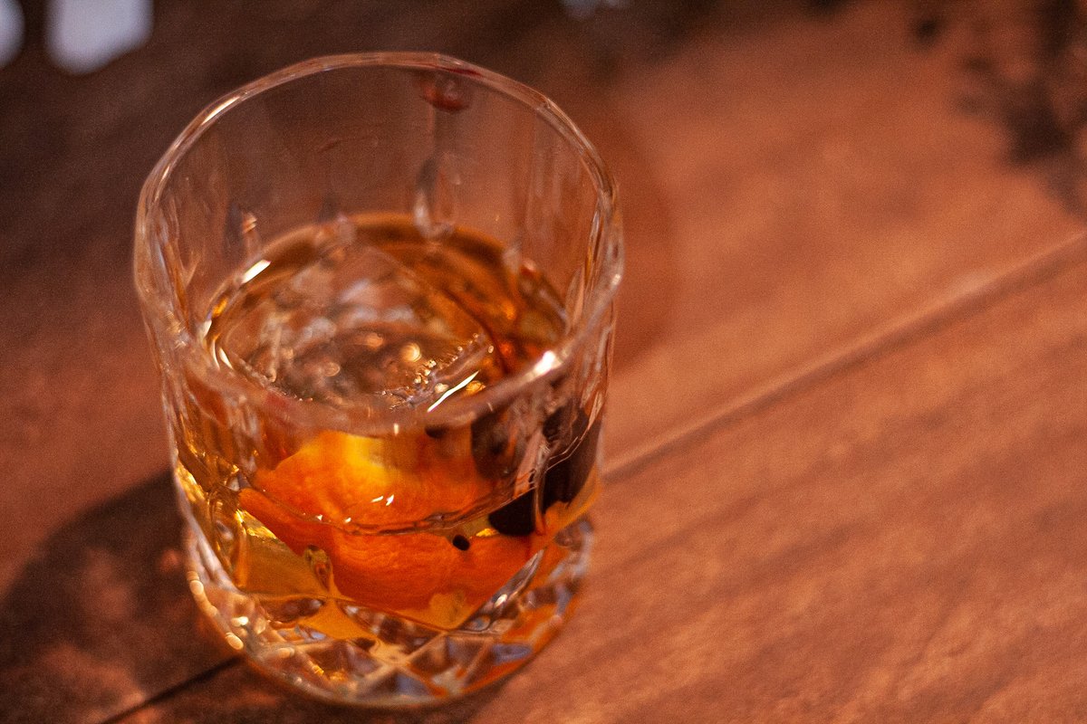 FlightyMixers's tweet photo. You can never go wrong with a 𝐜𝐥𝐚𝐬𝐬𝐢𝐜! 🥃 🍸

All you need is ice, citrus, sugar and spirit! 

Let us know what your favorite cocktail is in the comments below ⬇️

#oldfashioned #bourbon #thirstythursday #citrus #ontherocks #flighty #elevateyourspirits #cocktails https://t.co/bJBLl3v9Ft