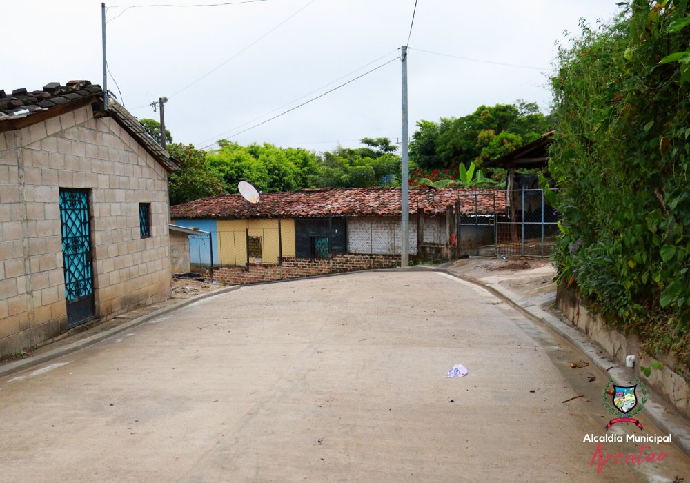 ArcataoSv's tweet photo. 👷🏻‍♂️🚧| ¡Recientemente finalizamos con las obras de mejoramiento de la calle principal que conduce hacia la Colonia Jesús Rojas!

Con el fin de garantizar mayor durabilidad en nuestras calles, se colocó una capa de concreto mucho más solida, además de reparar las aceras y cordones. https://t.co/ivatqatary