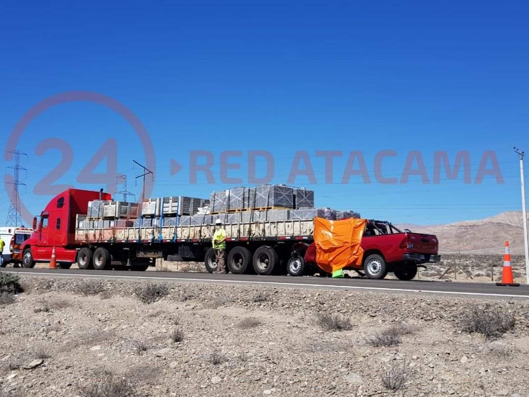 RicardoBototoCP's tweet photo. CCPCHILE 5 N KM 560 aprox S/N camión estacionado por fallas es impactado por camioneta , conductor atrapado ,fallecido en lugar info Luis bototin imagen Carlos trotamundos https://t.co/wsasc6K5fS