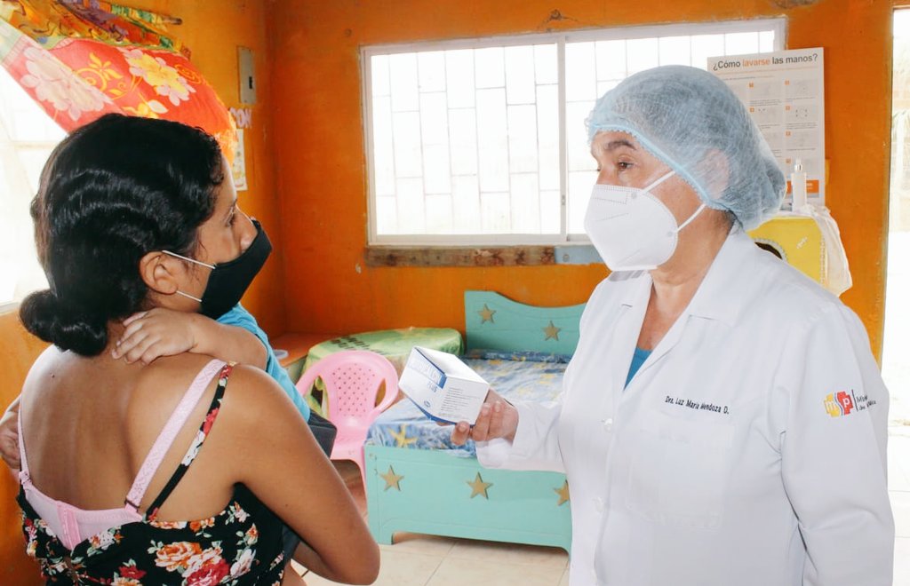 DPS_LosRios's tweet photo. #Guayas | Articulados con @InclusionEc, @Salud_CZ5 valora estado nutricional de infantes y entregan vitaminas y antiparasitarios a fin de prevenir desnutrición, en barrio Tiwintza de Playas. Se actualiza esquemas de vacunación para contrarrestar enfermedades inmunoprevenibles. https://t.co/iEfXiAxp14