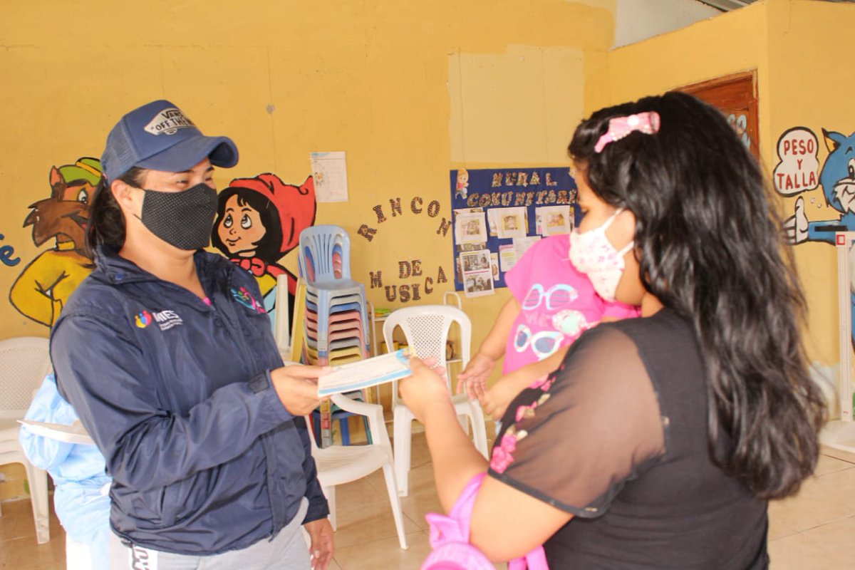 DPS_LosRios's tweet photo. #Guayas | Articulados con @InclusionEc, @Salud_CZ5 valora estado nutricional de infantes y entregan vitaminas y antiparasitarios a fin de prevenir desnutrición, en barrio Tiwintza de Playas. Se actualiza esquemas de vacunación para contrarrestar enfermedades inmunoprevenibles. https://t.co/iEfXiAxp14