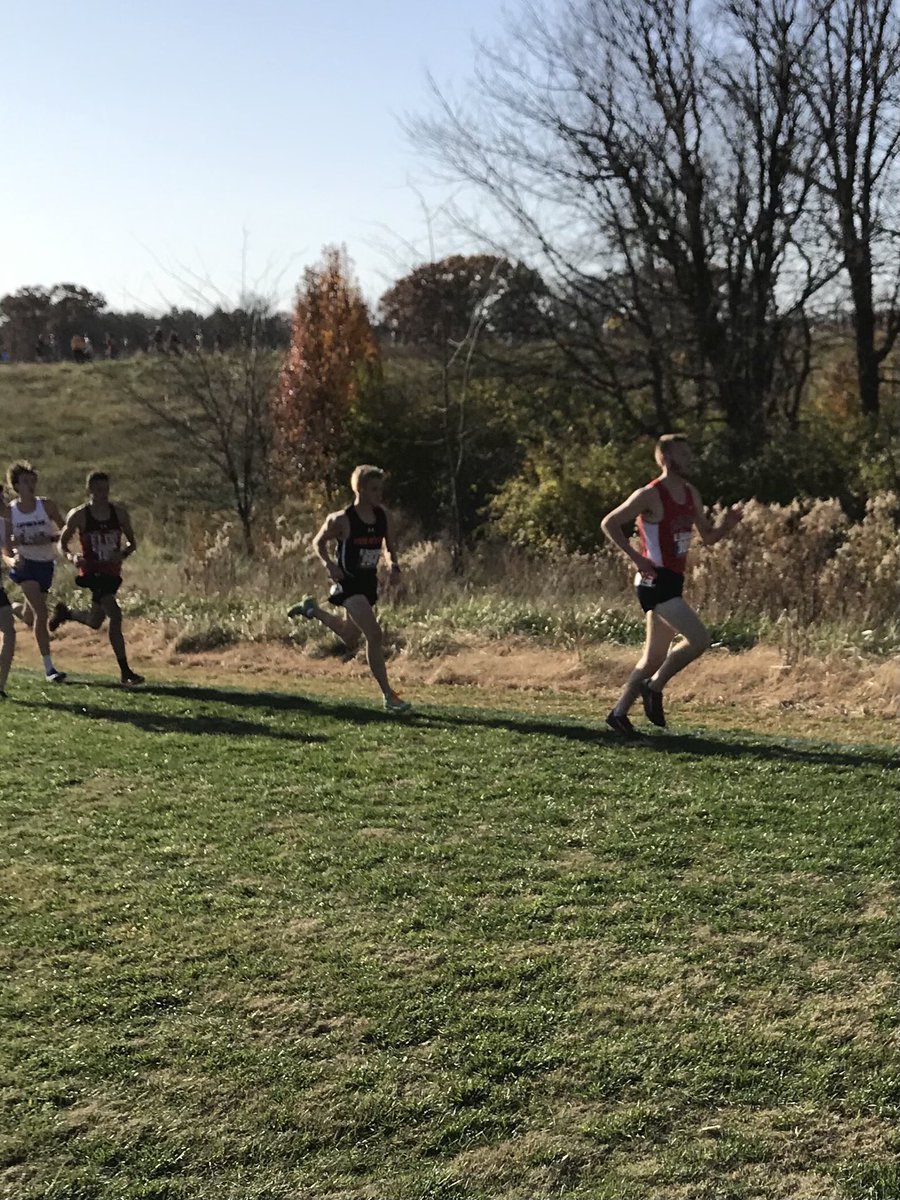 KnobXc's tweet photo. Sam running strong in second just before the mile mark. https://t.co/dTXnWZHtya