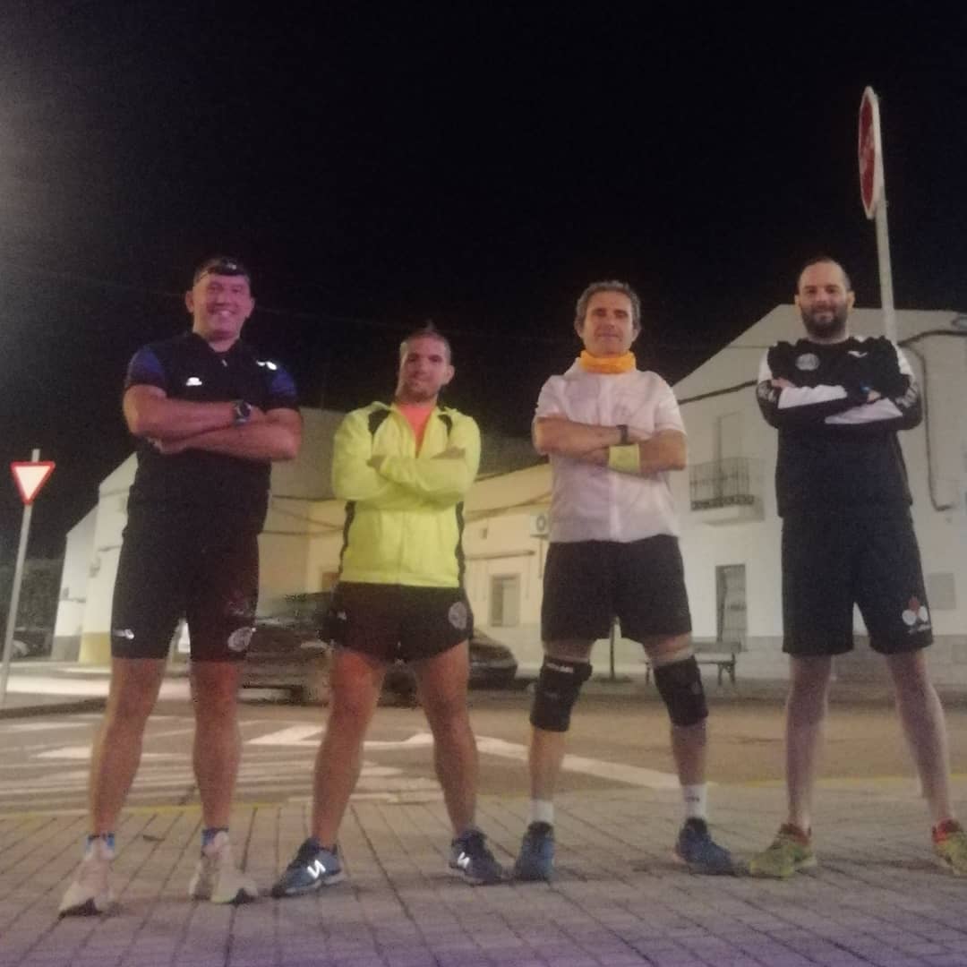 CHIC0's tweet photo. Poco a poco pero sin pausa grandes compañeros #running #runner #trotabad #garmin #runbrands #YoElegiCorrer #TrailRunning #trailrunner #Retrorunning https://t.co/BMk8wwRXvw
