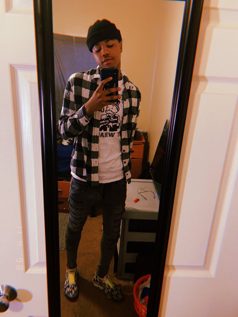 mainmanmell's tweet photo. They sleepin on me got me pissed🤬 #RaccstarInc
#Getyamerch https://t.co/lkDmWUn09n