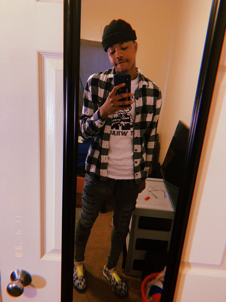 mainmanmell's tweet photo. They sleepin on me got me pissed🤬 #RaccstarInc
#Getyamerch https://t.co/lkDmWUn09n