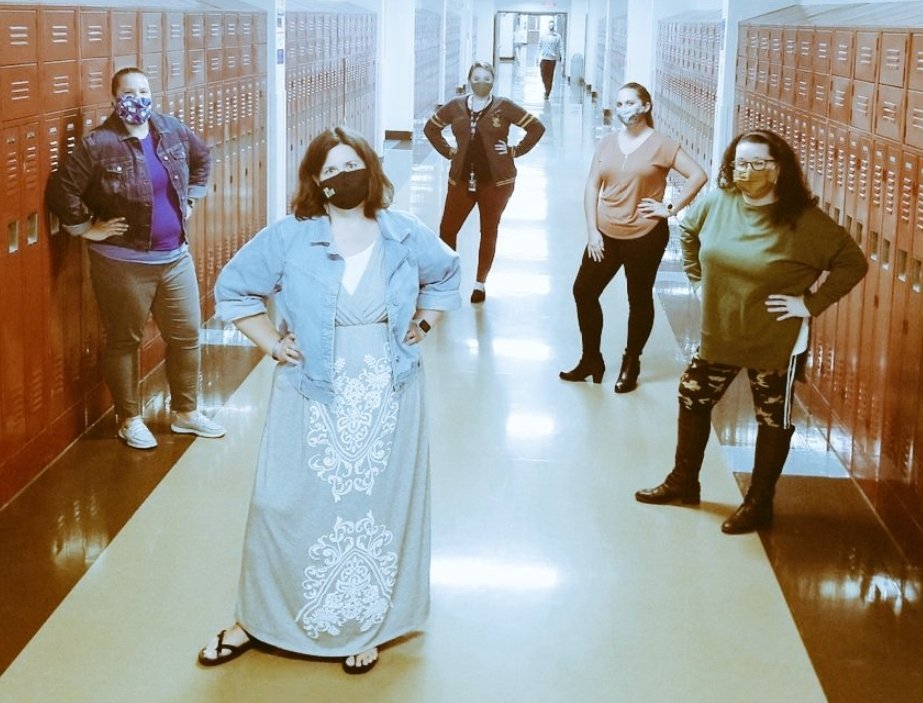 HeleneHodak's tweet photo. Thankfully, I have some great educators (@MsSurberELA @RechtienTBHS @KaseyDavis11 @MrsBellTBHS) and friends that always have my back! #proud2br3 #TBHSELA #maskcrusaders #TBHSisGRATEFUL2020 https://t.co/kVYYAv2sOD