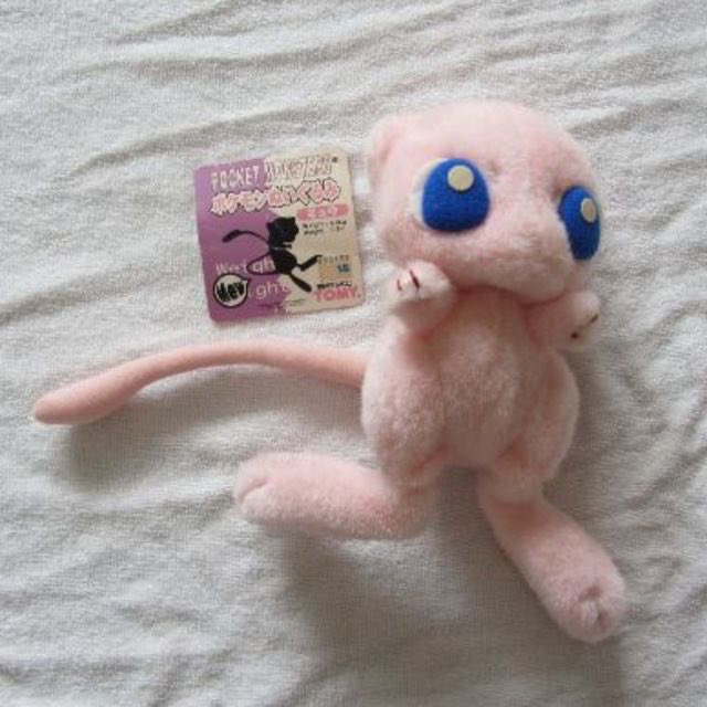 Ami 拡散希望 このポケモンぬいぐるみのミュウ うちにずっといてちっちゃい頃からもう年以上一緒なんだけど タカラトミーで何年に発売してるのがめっちゃ知りたい 誰か情報求む 知ってる方いるだろうか 画像は拾い画