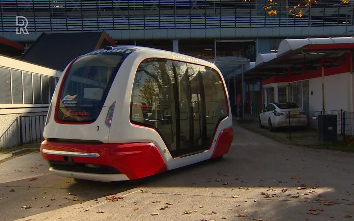 Spotter_OV_Rdam's tweet photo. De nieuwe autonome ParkShuttle bus bij station Kralingse Zoom in Rotterdam. De testfase heeft nog veel tijd nodig.
Foto: Rijnmond
#OV #ParkShuttle #PeopleMover #Bus https://t.co/SWx0e6tPQ4