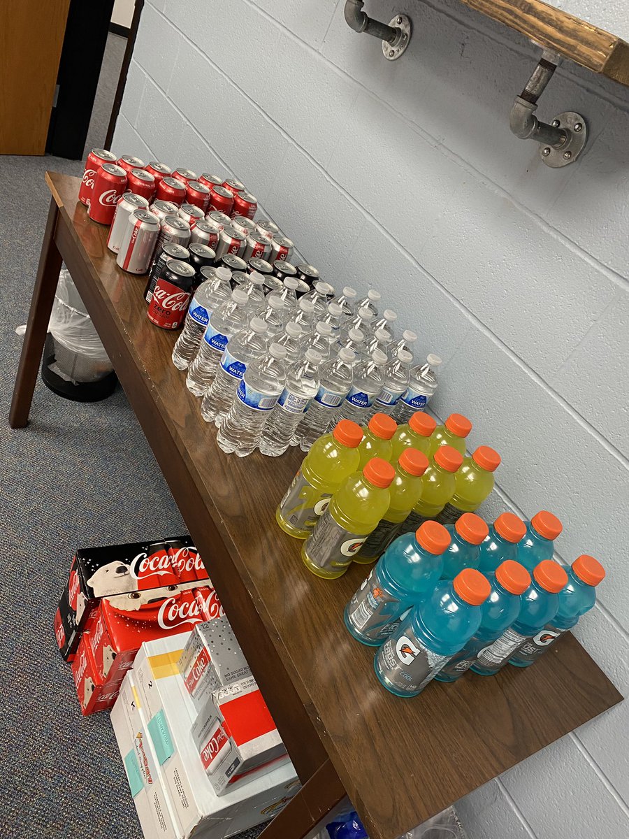 Groovy staff appreciation lunch today from Peace Love &amp; Pizza today! ☮️ 💙 🍕 <a href="/CrabappleXES/">Crabapple Crossing </a> @dr_cheatham <a href="/mremoryrawlings/">Rawlings Johnson</a> <a href="/FultonZone7/">Dr. Crumbley</a> <a href="/FultonCoSchools/">FultonCountySchools</a>