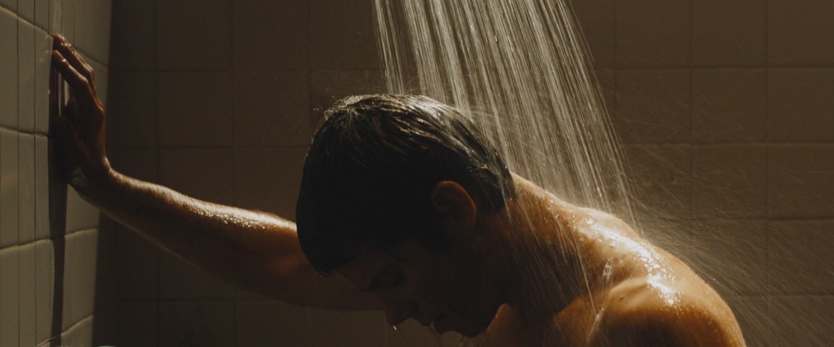 мужской душ. вместе в душе. парни моются в душевой. мужчина моется в душе. двое под душем.