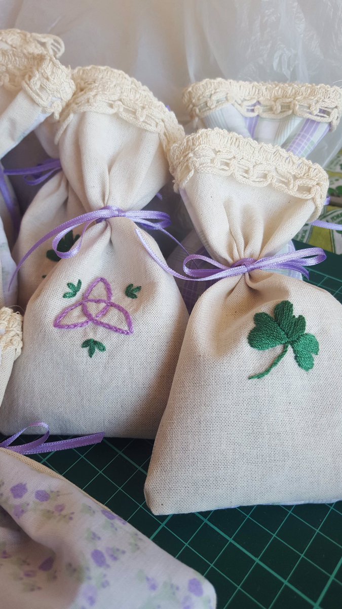 EBordar's tweet photo. Aromas que relajan!💜🌿💜
.
#lavandas
#bolsitasperfumeras 
#regalos
#bordados https://t.co/4hwtuSwa8P