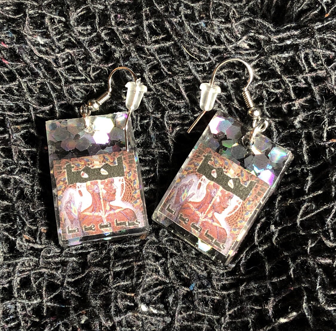 MagicalMeonEtsy's tweet photo. Finished these beauties today! 
Let me make you or a loved one a pair of dangle earrings of their fav album or movie! The possibilities are endless, I tell you, endless! 🤘🏻

Link to shop in my Bio! ✨

#handmade #resinart #customorder #ChristmasGiftIdeas #Oneofakind #uniquegifts https://t.co/seIqDg8Obs