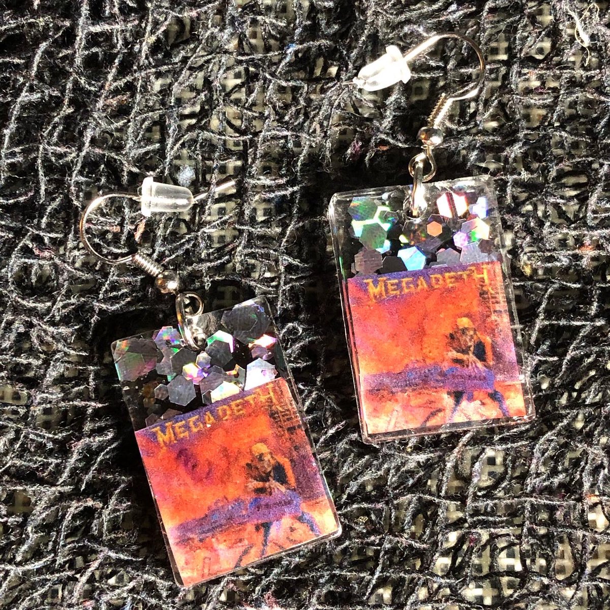 MagicalMeonEtsy's tweet photo. Finished these beauties today! 
Let me make you or a loved one a pair of dangle earrings of their fav album or movie! The possibilities are endless, I tell you, endless! 🤘🏻

Link to shop in my Bio! ✨

#handmade #resinart #customorder #ChristmasGiftIdeas #Oneofakind #uniquegifts https://t.co/seIqDg8Obs
