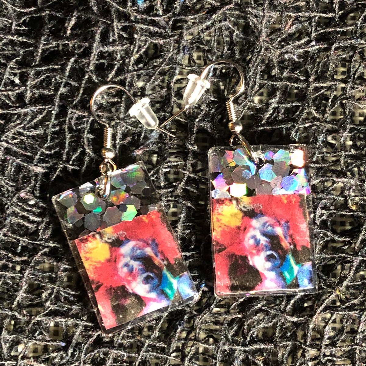 MagicalMeonEtsy's tweet photo. Finished these beauties today! 
Let me make you or a loved one a pair of dangle earrings of their fav album or movie! The possibilities are endless, I tell you, endless! 🤘🏻

Link to shop in my Bio! ✨

#handmade #resinart #customorder #ChristmasGiftIdeas #Oneofakind #uniquegifts https://t.co/seIqDg8Obs