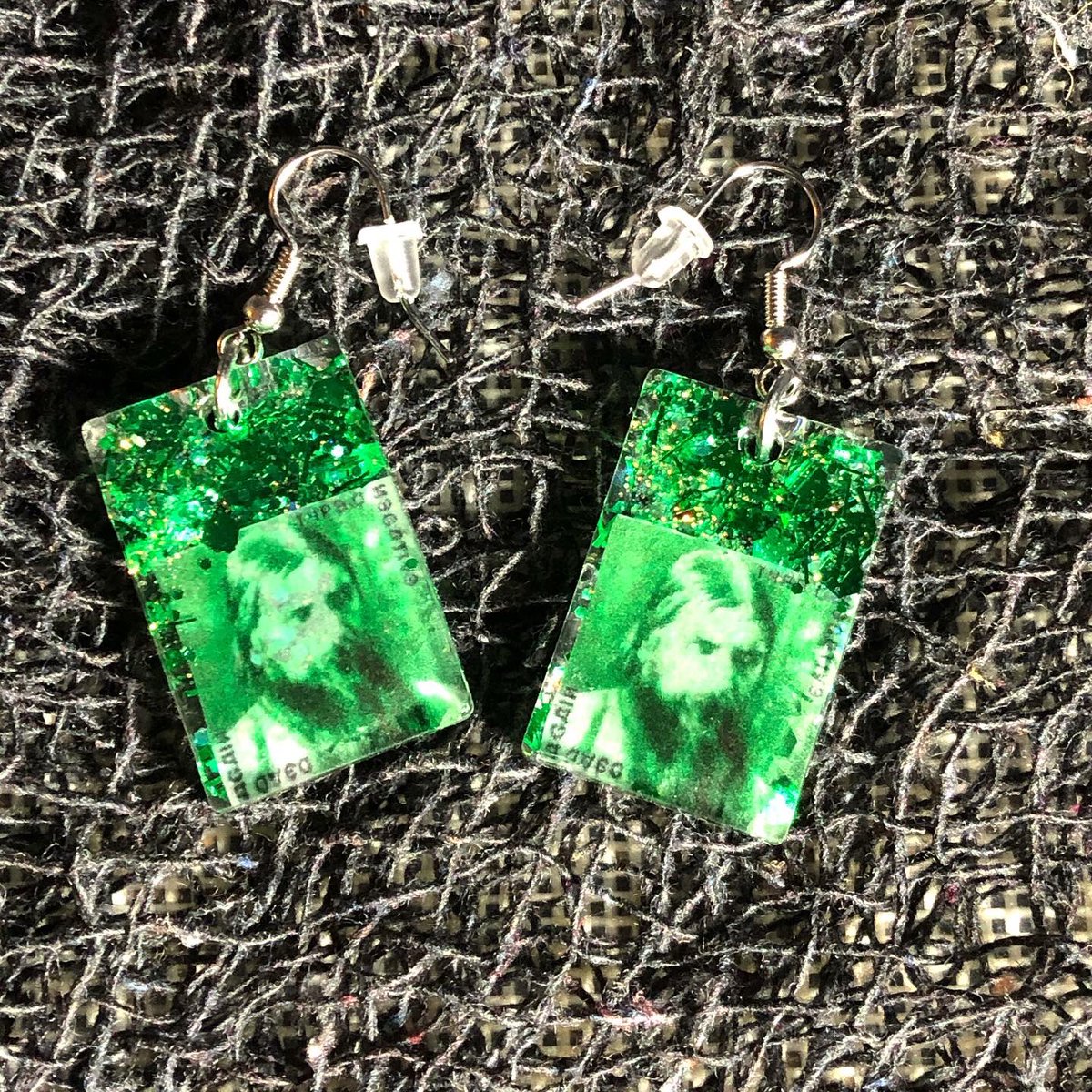 MagicalMeonEtsy's tweet photo. Finished these beauties today! 
Let me make you or a loved one a pair of dangle earrings of their fav album or movie! The possibilities are endless, I tell you, endless! 🤘🏻

Link to shop in my Bio! ✨

#handmade #resinart #customorder #ChristmasGiftIdeas #Oneofakind #uniquegifts https://t.co/seIqDg8Obs