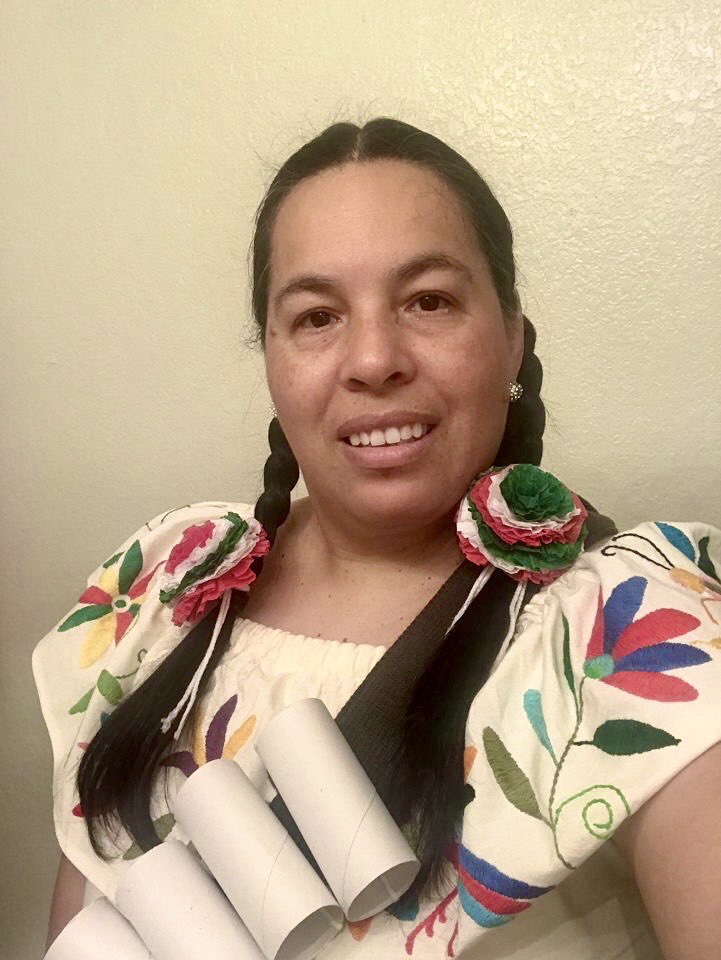 utsalanguages's tweet photo. The Spanish Club, asked for volunteers to dress like a famous Hispanic.
Here are some pictures of some of the costumes! 
#FridaKahlo #Adelita #SantaRosaDeLima #LuisMiguel #famoushispanics #spanishclub https://t.co/JJQmpyVuxv