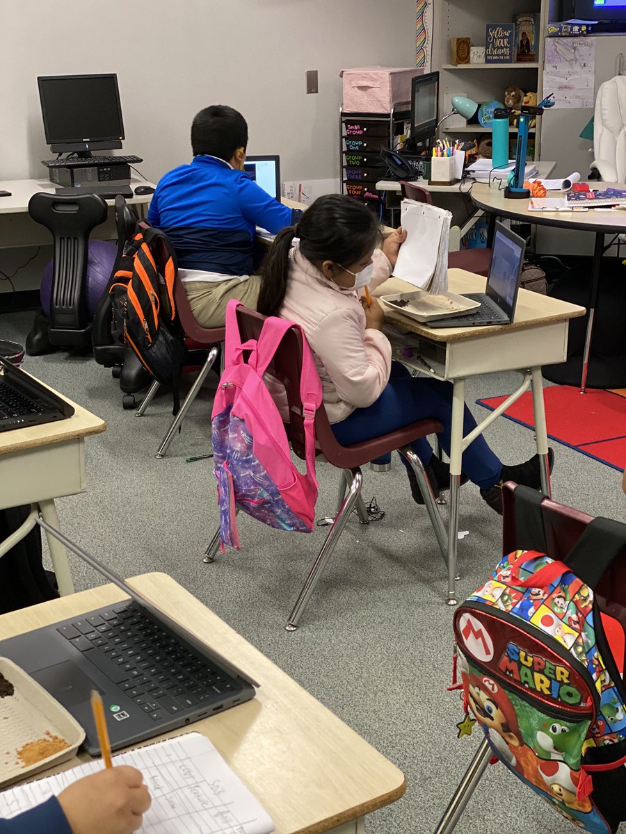 MsMunoz4's tweet photo. They loved the partnering of roomies and zoomers today!! Investigating soils together👩‍🔬 👨‍🔬 @ExplorersCol @AliefScience #HybridClassroom  #ApartTogether♥️ #AliefProud https://t.co/DGpubtMCvp