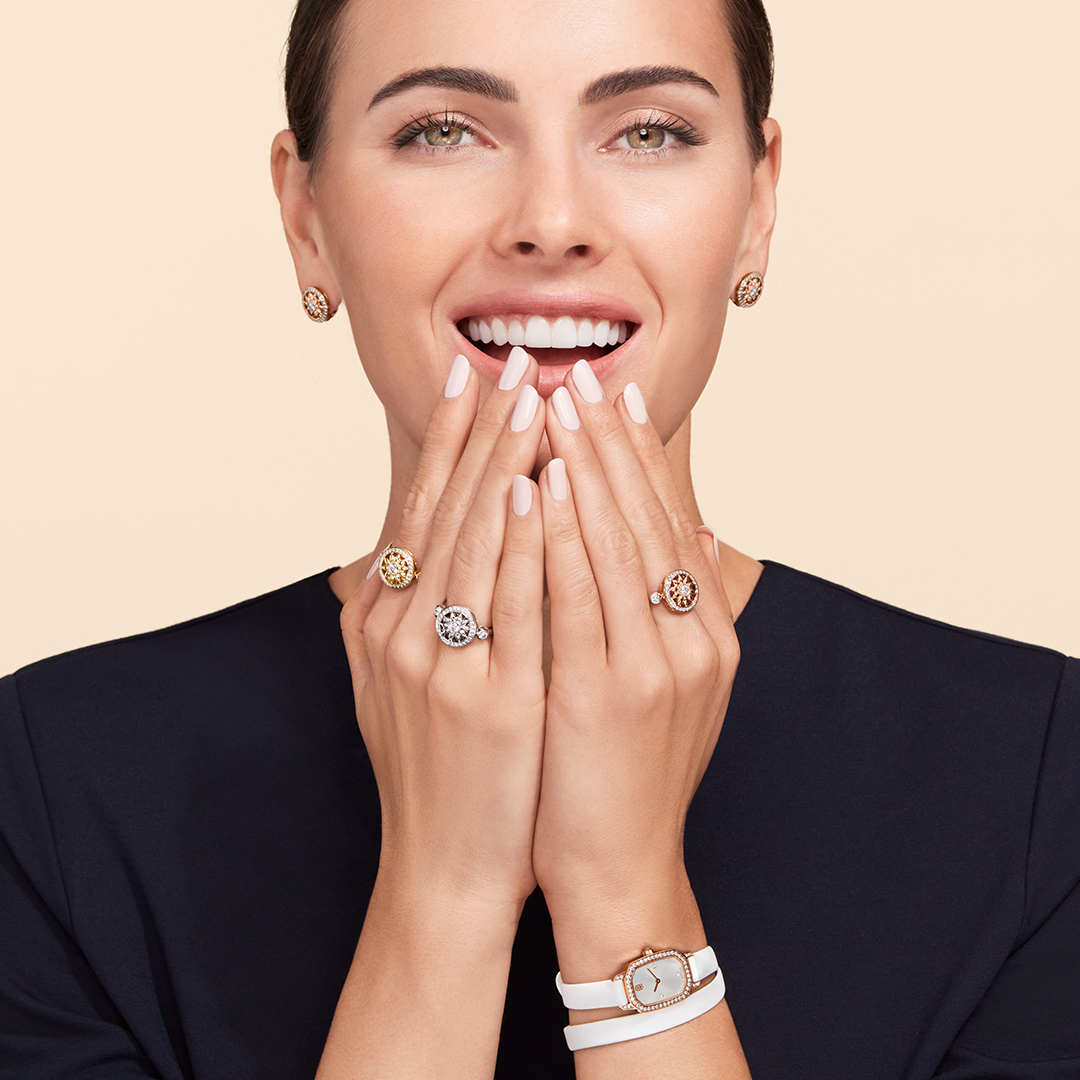 HarryWinston's tweet photo. Smiles guaranteed this holiday season with #HarryWinston. #WinstonWishes. Unwrap sparkling surprises: https://t.co/uxBGaWlsAM #WinstonWishes #WinstonGates https://t.co/KbK36HICL7