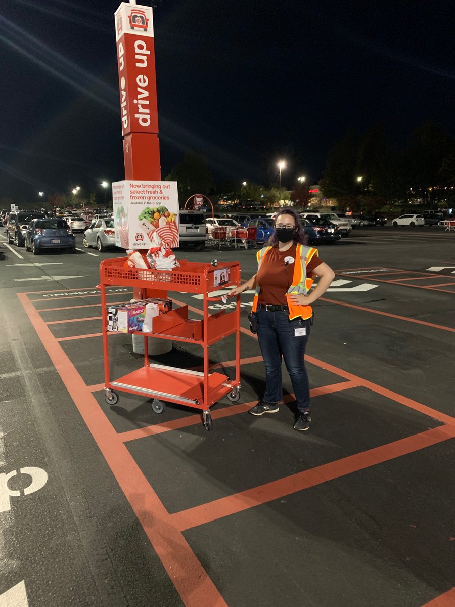 Talk about service! Alissa is ready and waiting to deliver a drive up order - just one of the contactless options we offer for our guests! #wearetarget #T1505 <a href="/DeFeagins/">De'Andra Feagins</a> <a href="/kristi_mac/">Kristi Darling</a>