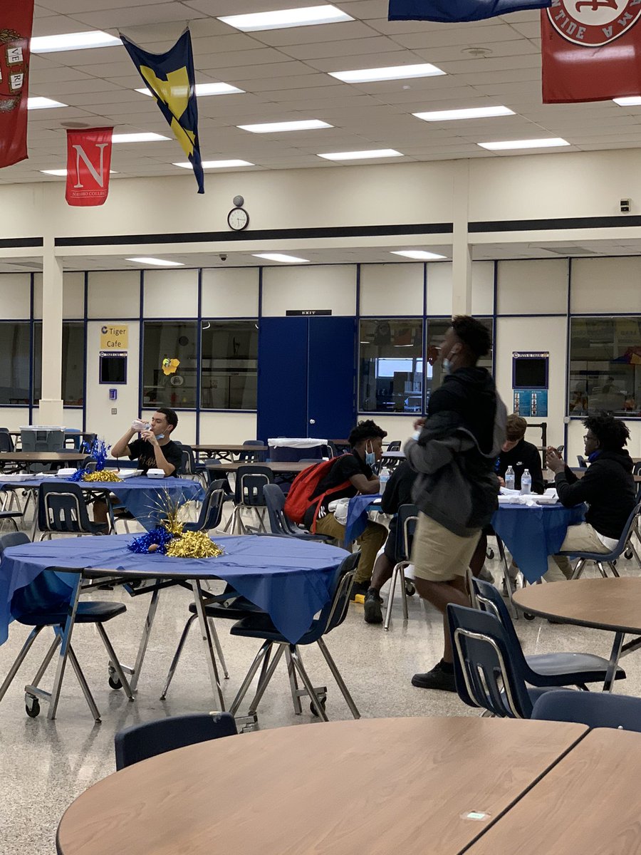 A great evening feeding the Varsity Tiger Football team this evening!   Thank you Dusty’s Landscaping - Dusty Kensley Marie Blue for sponsoring our meal and Affordable Affairs for the wonderful food!   Thank you for our great volunteers!!