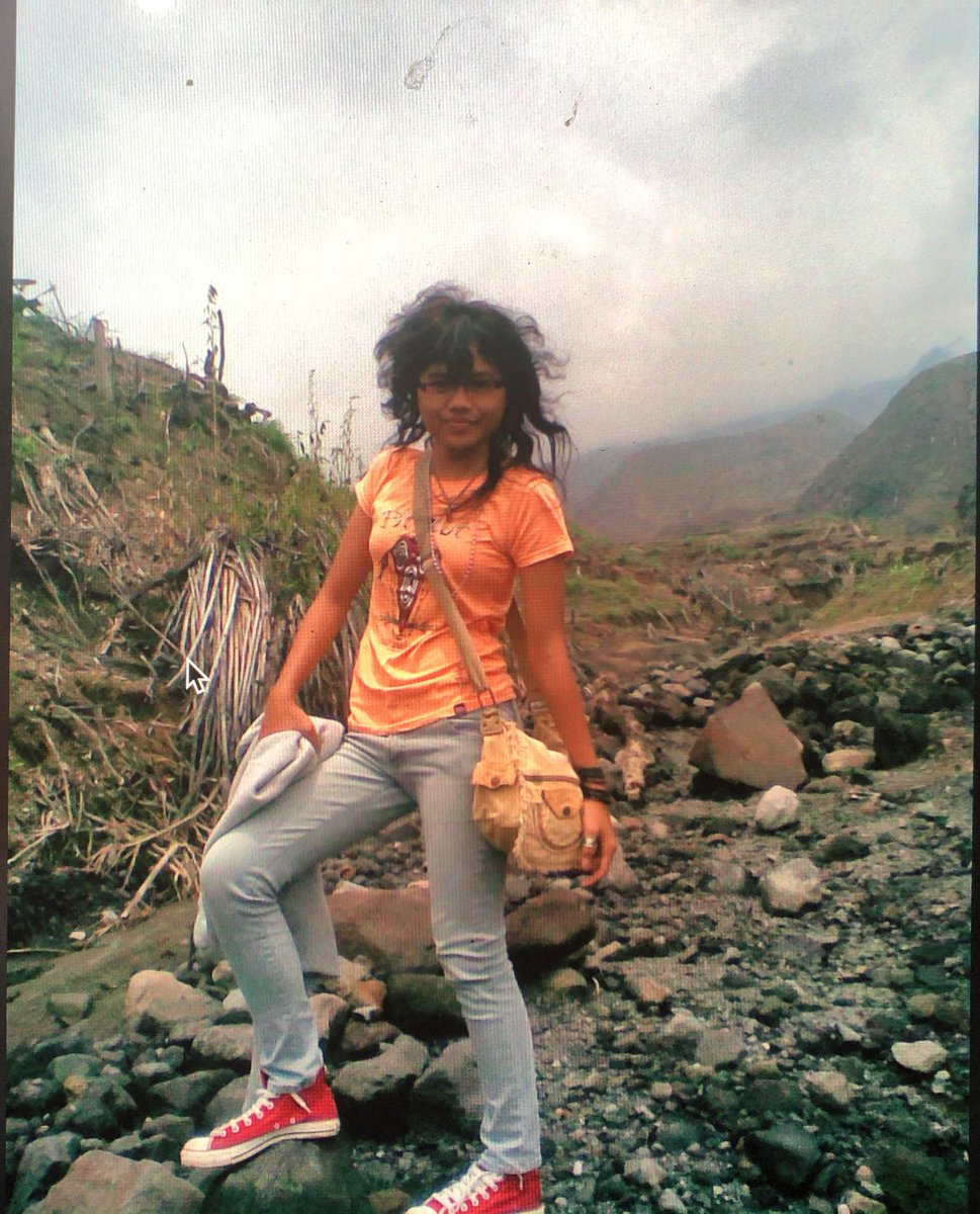 alanceuu's tweet photo. Mengenang erupsi Merapi pada November 2010. 

Waktu itu kelas 2 SMA bersama anak2 alay ini tancap gas ke Desa Kinahrejo. 

Desa Kinahrejo adalah Desa dari Alm. Mbah Maridjan (4km dari Puncak Merapi) 

#Merapi2010 #Merapi https://t.co/3p194A7aFu