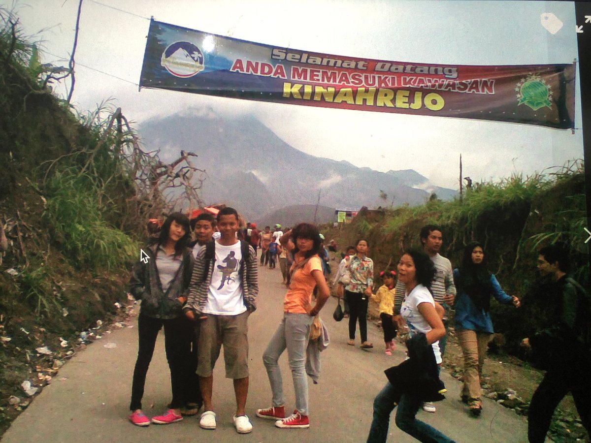 alanceuu's tweet photo. Mengenang erupsi Merapi pada November 2010. 

Waktu itu kelas 2 SMA bersama anak2 alay ini tancap gas ke Desa Kinahrejo. 

Desa Kinahrejo adalah Desa dari Alm. Mbah Maridjan (4km dari Puncak Merapi) 

#Merapi2010 #Merapi https://t.co/3p194A7aFu