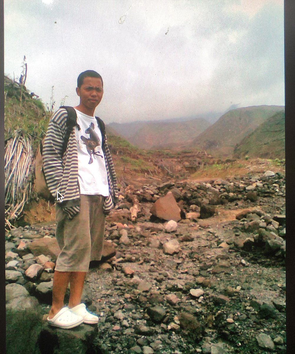 alanceuu's tweet photo. Mengenang erupsi Merapi pada November 2010. 

Waktu itu kelas 2 SMA bersama anak2 alay ini tancap gas ke Desa Kinahrejo. 

Desa Kinahrejo adalah Desa dari Alm. Mbah Maridjan (4km dari Puncak Merapi) 

#Merapi2010 #Merapi https://t.co/3p194A7aFu