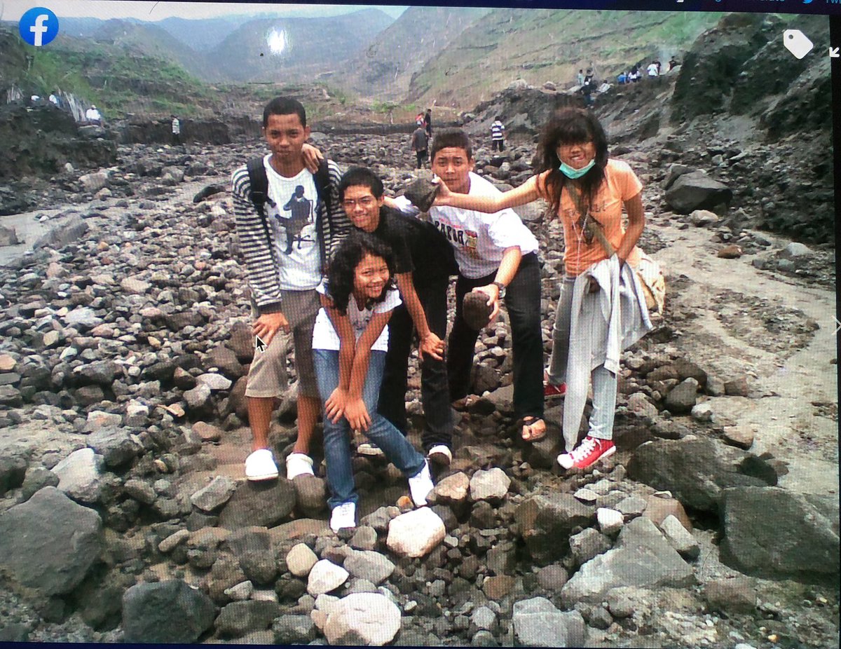 alanceuu's tweet photo. Mengenang erupsi Merapi pada November 2010. 

Waktu itu kelas 2 SMA bersama anak2 alay ini tancap gas ke Desa Kinahrejo. 

Desa Kinahrejo adalah Desa dari Alm. Mbah Maridjan (4km dari Puncak Merapi) 

#Merapi2010 #Merapi https://t.co/3p194A7aFu