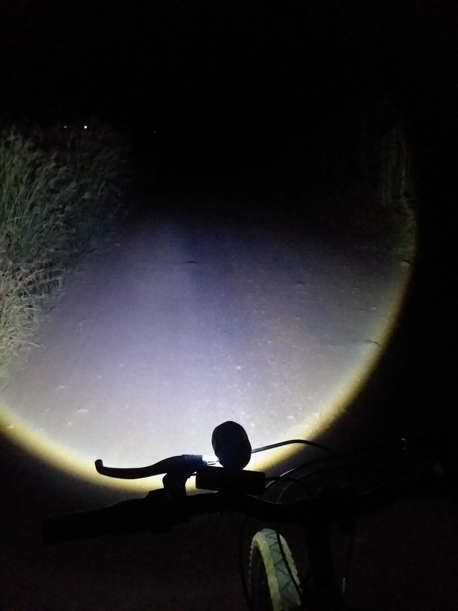 tomas_sinacento's tweet photo. Después de un día lleno de trabajo y estrés, sin importar la hora y el lugar, siempre salgo a pedalear para liberar el estrés y sentirme sumamente libre 🐦. 
#CiclismoNocturno #Terracería #Montaña #Noche #Frío #Otoño #Cruising ja, ja. https://t.co/6BZJQ2WSYL