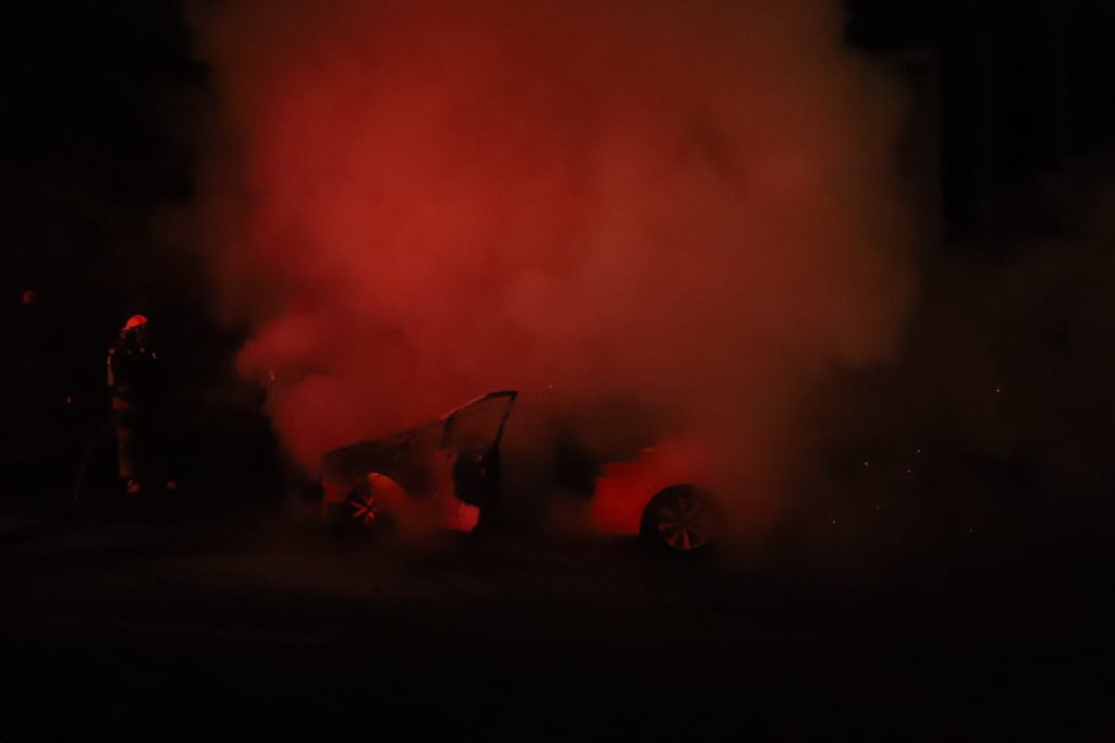 .<a href="/BomberosSV/">Bomberos El Salvador 🧑‍🚒🚒🇸🇻</a> trabajan en extinguir un incendio en un vehículo, el siniestro ha ocurrido sobre Calle La Gloria.
Pasó cerrado, busque vías alternas #TraficoSV