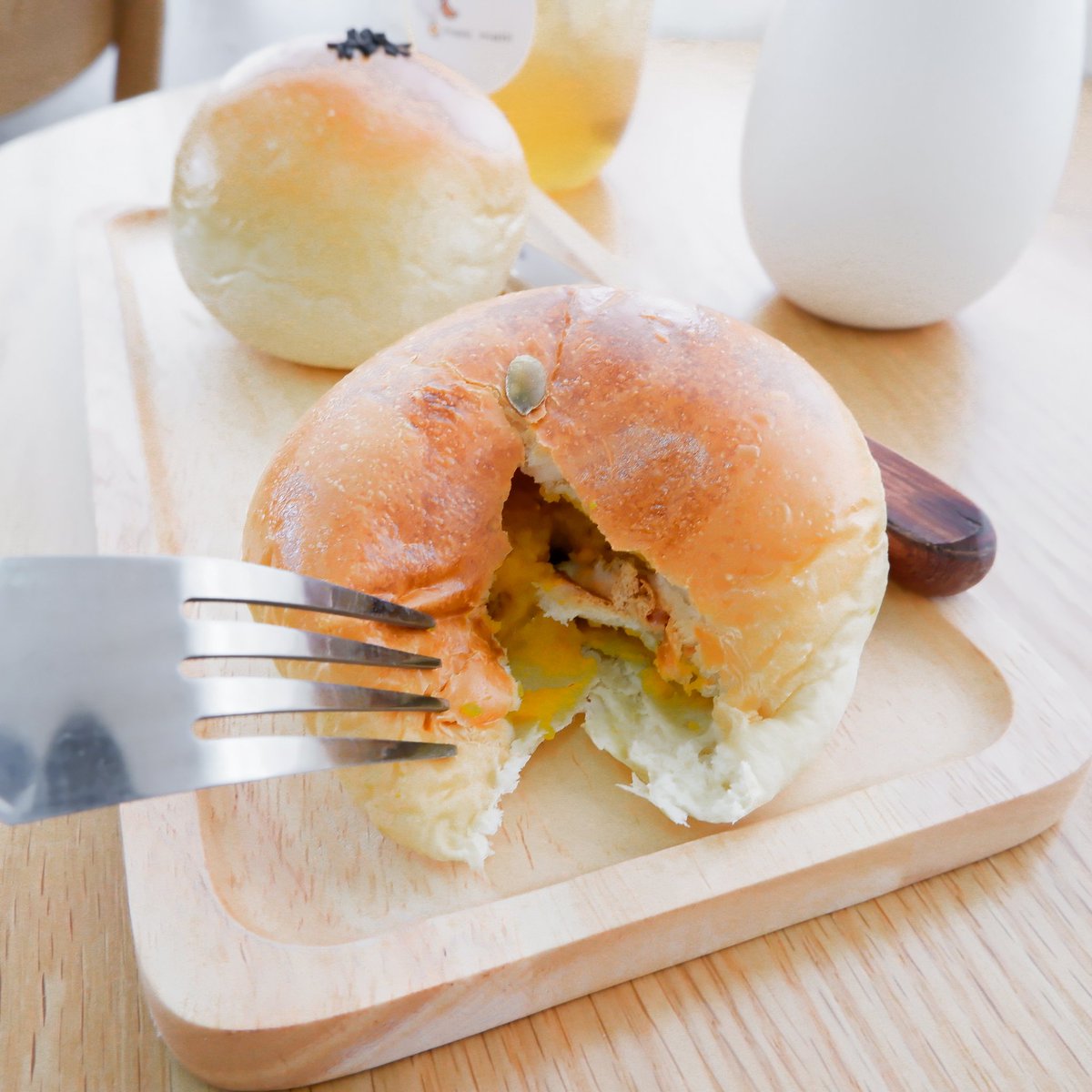 cafe_chiangmai's tweet photo. #manimani  มานี่มานี่ (มาทางนี้)😊🧡
ร้านขนมปังโฮมเมด 🍞ก้อนละ35.-🥐🥖สดใหม่ จากเตา ทำวันต่อวัน นั่งในร้านกลิ่นขนมปังอบอวล หอมมาก😋  ไปลองแล้วจะติดใจ คิดไส้มันได้มาก😍 ต้องมาอีกเเน่ๆ
⏰เวลาเปิด-ปิด :  07:30-19:00น.
@aroii #รีวิวเชียงใหม่ #คาเฟ่เชียงใหม่ https://t.co/EahtXl6RX8