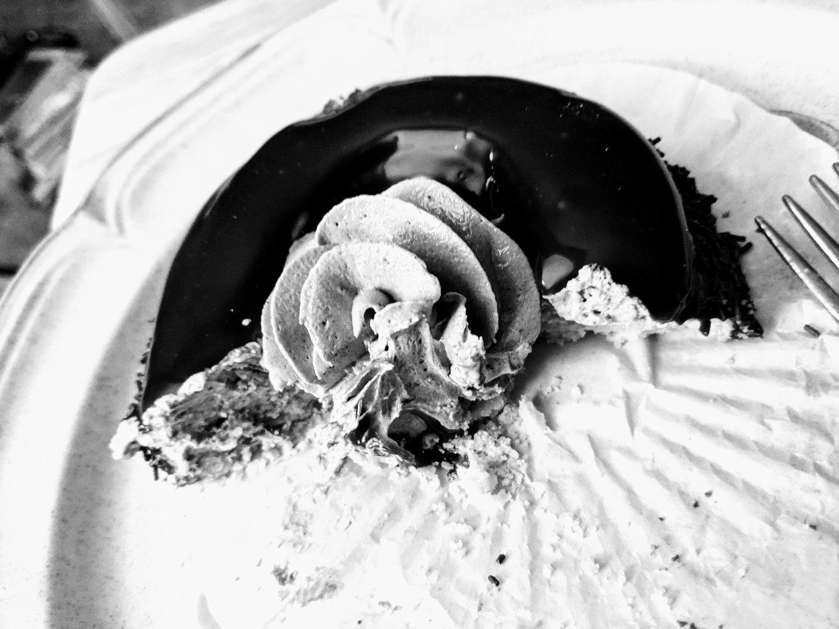 art_artlee's tweet image. #NJ "Tonite'sDinner" #desserts : (#shortbreadcookie topped w/ #chocolatemousse &amp;amp; #ganache + #redvelvetcake) +#sandwich (#hamandcheese) + #tortillachips + #dillpickles #gastronomia #fooddesign #collageart #representationalart #relajado #vida #homecook