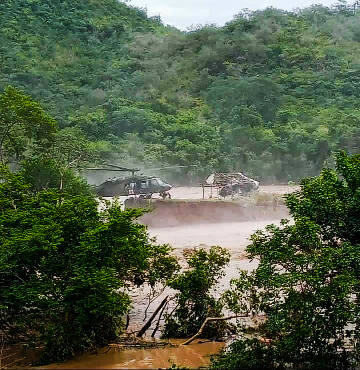 jtfbravo's tweet photo. A @USArmy #BlackHawk medical evacuation helicopter crew assigned to #JTFBravo rescued victims stranded in floodwaters in #Honduras earlier today following the effects of #TropicalStormEta. @Southcom @ARMYSOUTH More here: https://t.co/BurlPcHZqs #WingedWarriors #MEDEVAC https://t.co/eP8Ab8eLPg