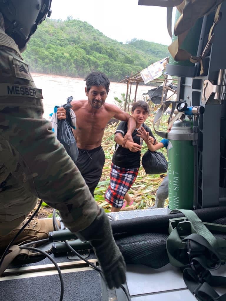 jtfbravo's tweet photo. A @USArmy #BlackHawk medical evacuation helicopter crew assigned to #JTFBravo rescued victims stranded in floodwaters in #Honduras earlier today following the effects of #TropicalStormEta. @Southcom @ARMYSOUTH More here: https://t.co/BurlPcHZqs #WingedWarriors #MEDEVAC https://t.co/eP8Ab8eLPg