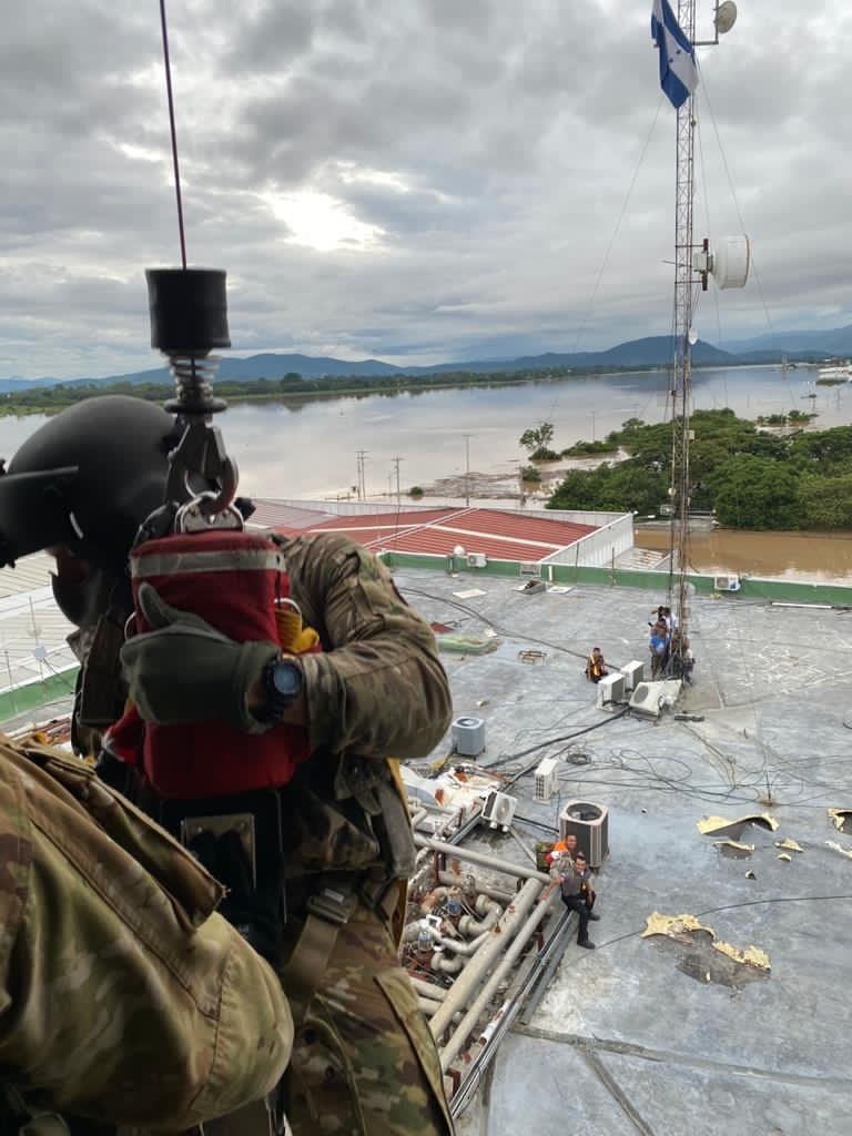 jtfbravo's tweet photo. A @USArmy #BlackHawk medical evacuation helicopter crew assigned to #JTFBravo rescued victims stranded in floodwaters in #Honduras earlier today following the effects of #TropicalStormEta. @Southcom @ARMYSOUTH More here: https://t.co/BurlPcHZqs #WingedWarriors #MEDEVAC https://t.co/eP8Ab8eLPg