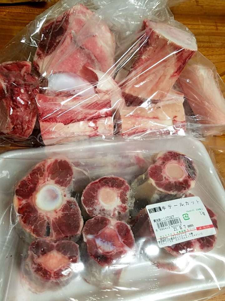 ヨンジョン 韓国料理レシピ 冬が近づいてますね 牛骨100 ゴムタン作ります 野球息子たちの力になると良いな 最近体調がイマイチな 主人にもファイト 白いエキスが出るまで三日間煮込みます 少し時間かかりますが動画アップ楽しみね ゴムタン