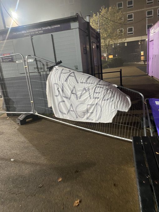 indiaaa_rose's tweet photo. The fact that #ManchesterUniversity thought it was a good idea to cage us in with 7ft fences like animals or prisoners absolutely baffles me. Only weeks ago was there a suspected suicide due to anxiety in lockdown in a flat just below me. https://t.co/chJJmiuLnr