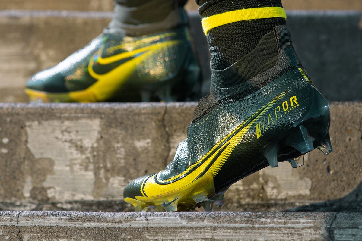 GoDucks's tweet photo. So clean when I pull up to the scene.

@OregonFootball vs. Stanford uni combo. #GoDucks https://t.co/ojZeeR96Fd