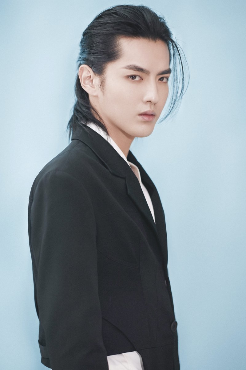 TrendingWeibo's tweet photo. Happy Birthday to superstar @KrisWu! 🎉🎂

The multitalented actor, rapper, singer, and race car driver turns 30 today.

#HappyKrisWuDay #KrisWu #WuYifan #吴亦凡 https://t.co/rKZMRms7n2